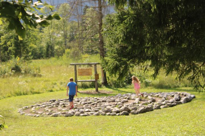 Der Bohinja See Kinder spielen